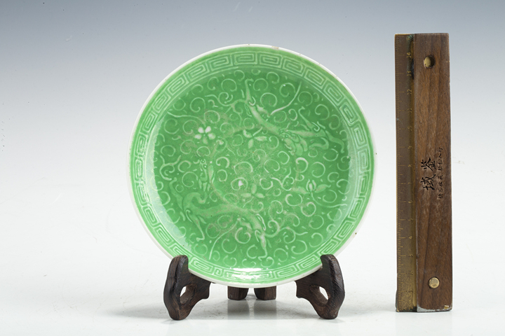 古玩陶瓷民國·綠釉堆白穿花螭龍紋盤真品鑒賞圖