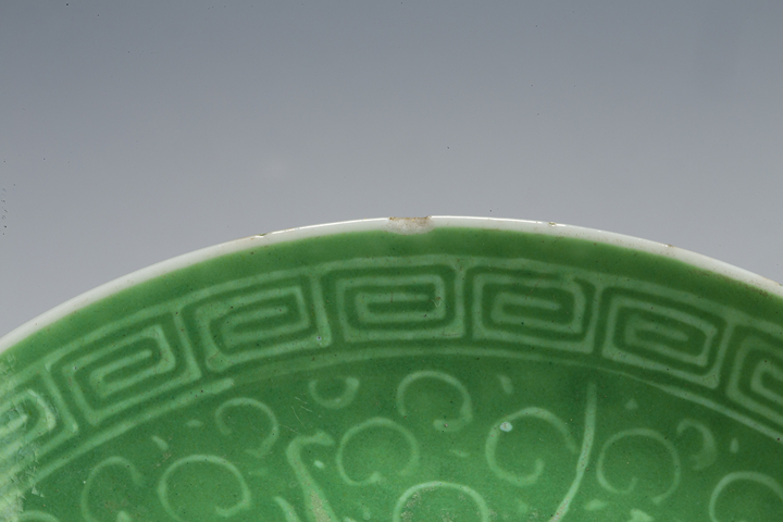 古玩陶瓷民國·綠釉堆白穿花螭龍紋盤真品鑒賞圖