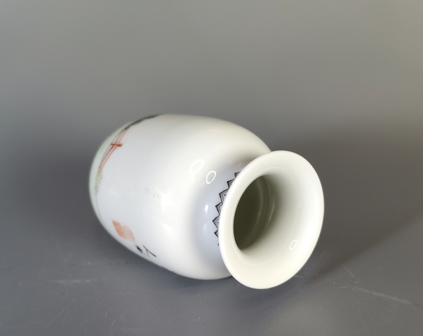 古玩陶瓷粉彩仕女人物撇口瓶真品鑒賞圖