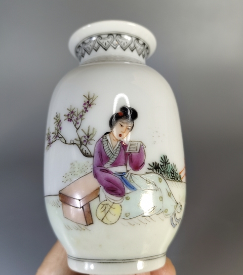 古玩陶瓷粉彩仕女人物撇口瓶真品鑒賞圖