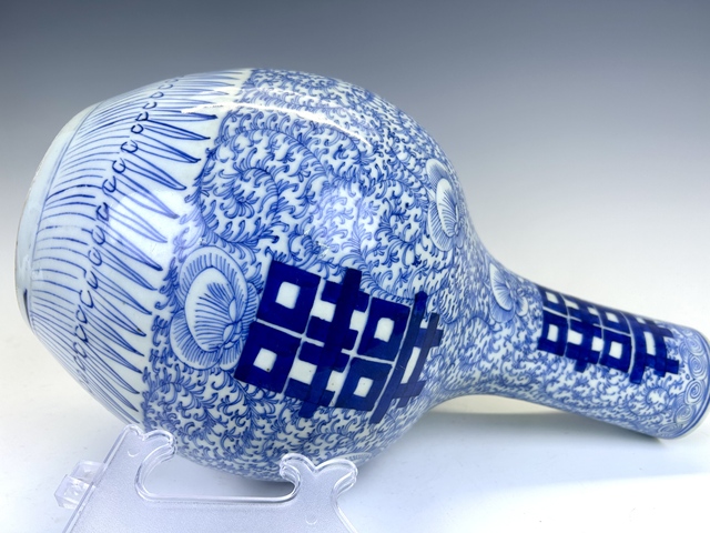 古玩陶瓷清中期·青花囍字天球瓶真品鑒賞圖