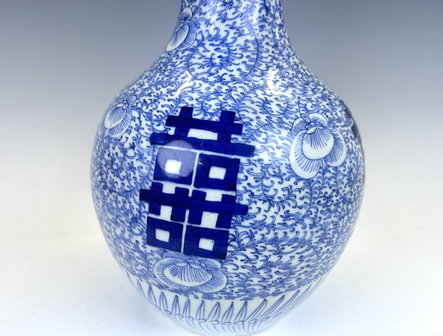 古玩陶瓷清中期·青花囍字天球瓶真品鑒賞圖