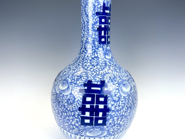 古玩陶瓷清中期·青花囍字天球瓶真品鑒賞圖