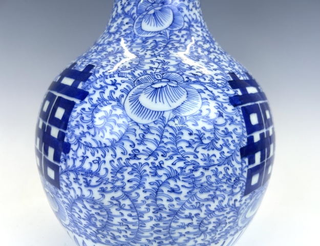 古玩陶瓷清中期·青花囍字天球瓶真品鑒賞圖