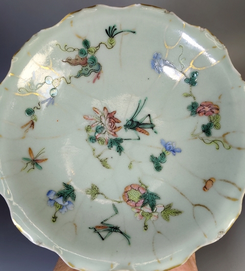 古玩陶瓷豆青釉粉彩蟲草紋高足盤真品鑒賞圖