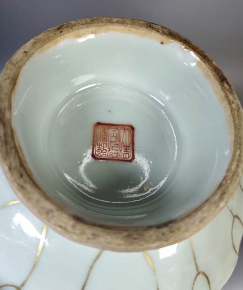 古玩陶瓷豆青釉粉彩蟲草紋高足盤真品鑒賞圖