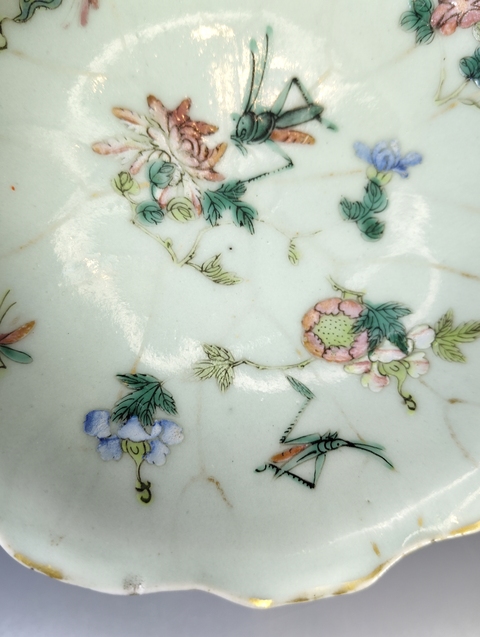 古玩陶瓷豆青釉粉彩蟲草紋高足盤真品鑒賞圖