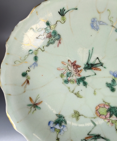 古玩陶瓷豆青釉粉彩蟲草紋高足盤真品鑒賞圖