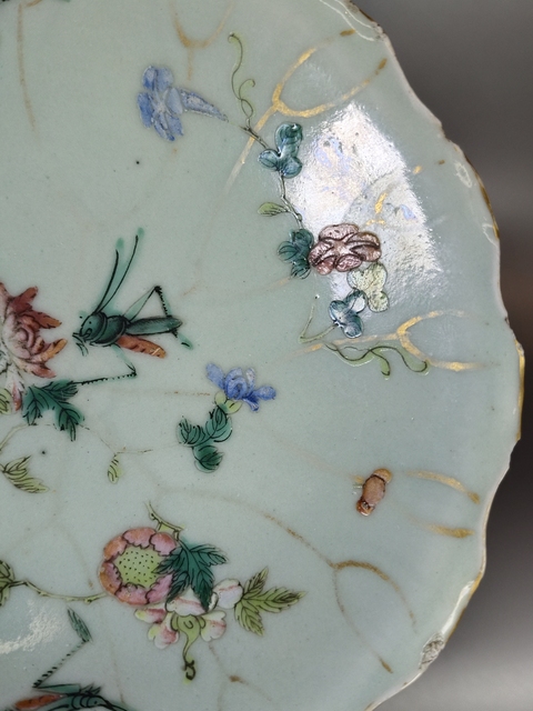 古玩陶瓷豆青釉粉彩蟲草紋高足盤真品鑒賞圖