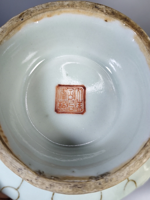 古玩陶瓷豆青釉粉彩蟲草紋高足盤真品鑒賞圖