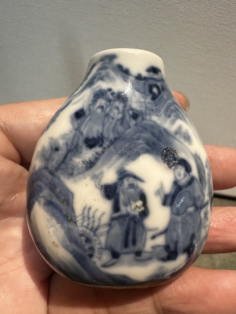 古玩陶瓷青花人物紋鼻煙壺真品鑒賞圖