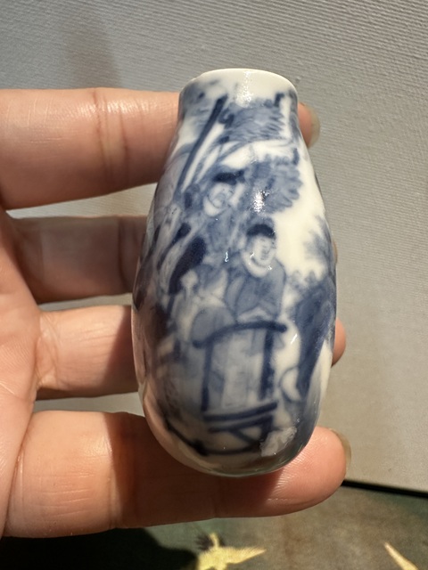 古玩陶瓷青花人物紋鼻煙壺真品鑒賞圖