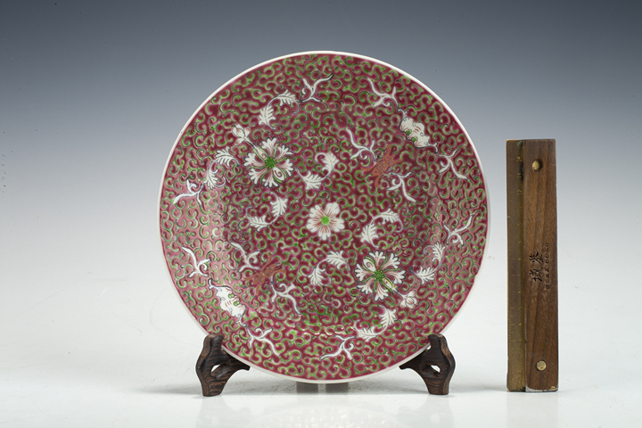 古玩陶瓷民國·胭脂紅地粉彩纏枝福壽紋盤真品鑒賞圖