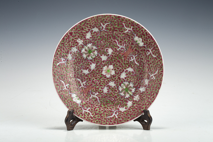 古玩陶瓷民國·胭脂紅地粉彩纏枝福壽紋盤真品鑒賞圖