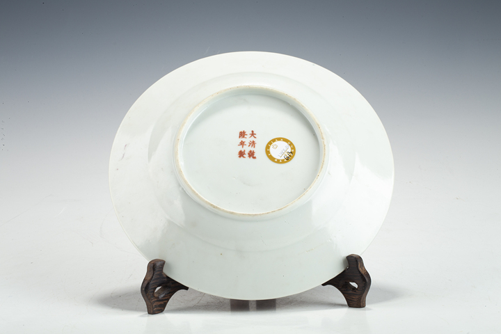 古玩陶瓷民國·胭脂紅地粉彩纏枝福壽紋盤真品鑒賞圖