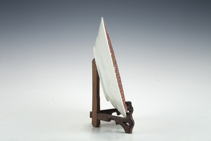 古玩陶瓷民國·胭脂紅地粉彩纏枝福壽紋盤真品鑒賞圖