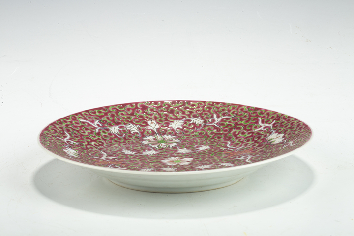 古玩陶瓷民國·胭脂紅地粉彩纏枝福壽紋盤真品鑒賞圖