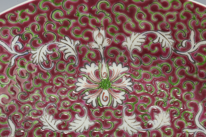 古玩陶瓷民國·胭脂紅地粉彩纏枝福壽紋盤真品鑒賞圖