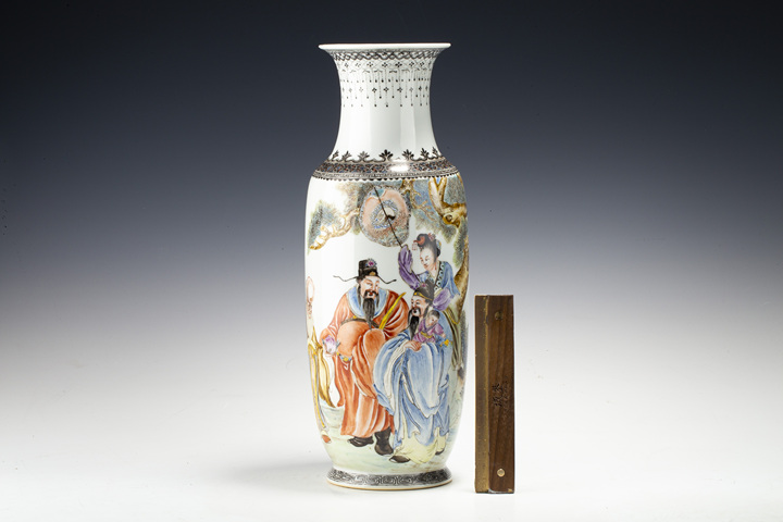 古玩陶瓷民國·吳寄甄作 粉彩三星人物紋撇口瓶真品鑒賞圖