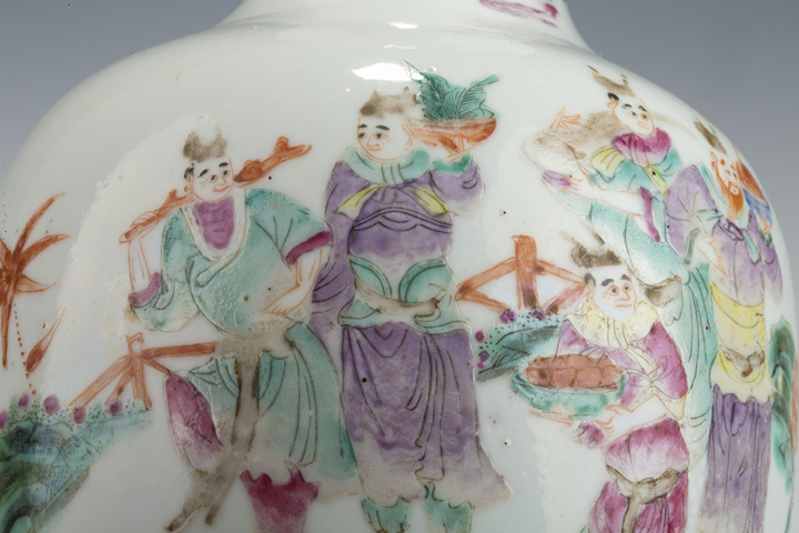 古玩陶瓷民國·粉彩八蠻進寶紋盤口瓶拍賣，當前價格258元