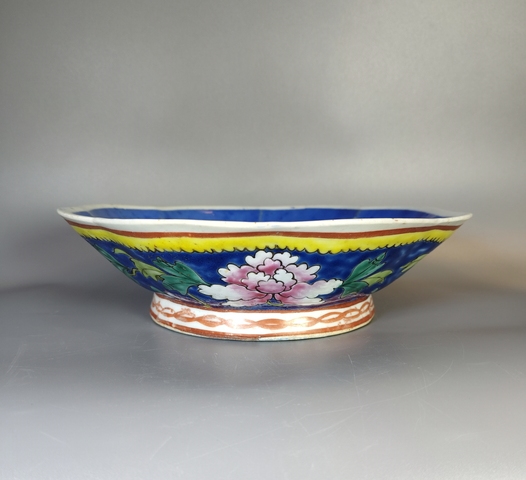 古玩陶瓷藍地粉彩花卉紋貢碗真品鑒賞圖