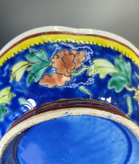 古玩陶瓷藍地粉彩花卉紋貢碗真品鑒賞圖