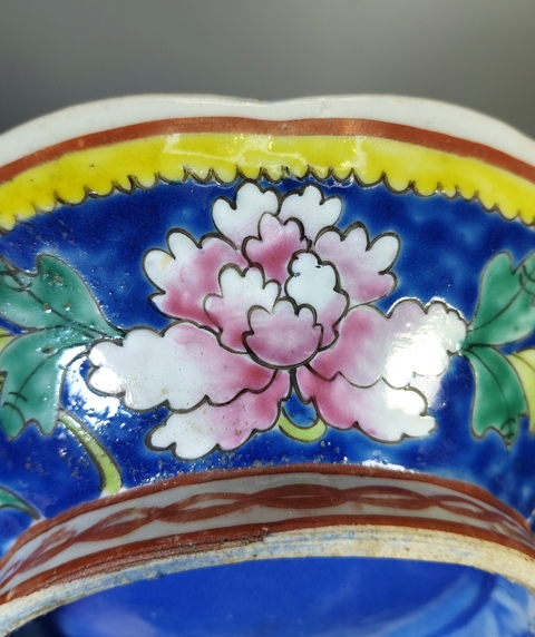 古玩陶瓷藍地粉彩花卉紋貢碗真品鑒賞圖
