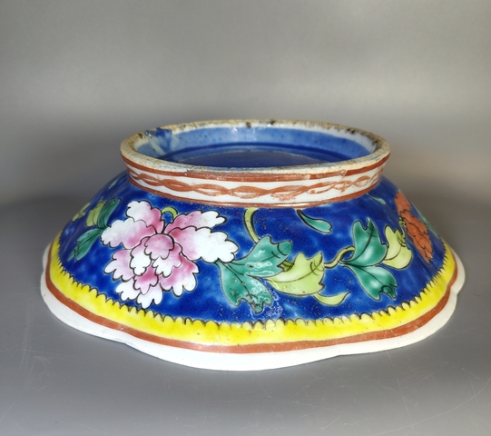 古玩陶瓷藍地粉彩花卉紋貢碗真品鑒賞圖