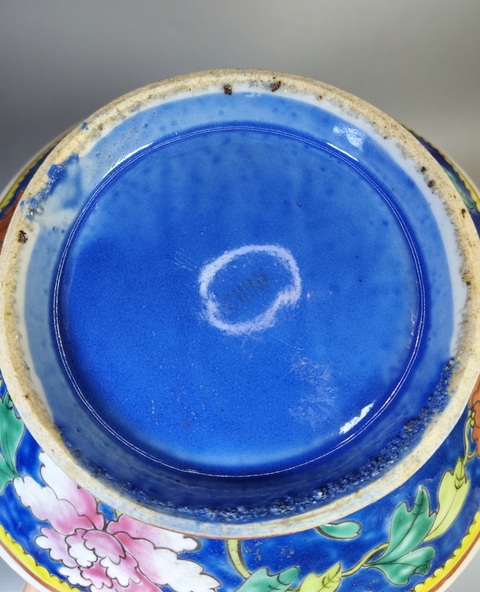 古玩陶瓷藍地粉彩花卉紋貢碗真品鑒賞圖