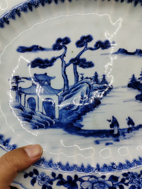 古玩陶瓷青花山水人物紋折沿盤真品鑒賞圖