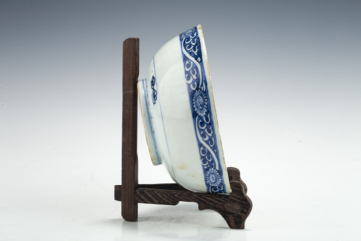 古玩陶瓷明晚·青花留白花卉紋碗真品鑒賞圖