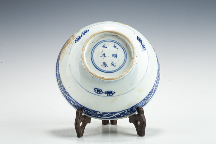 古玩陶瓷明晚·青花留白花卉紋碗真品鑒賞圖