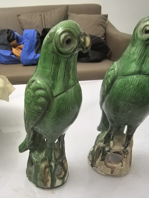 古玩陶瓷綠釉鸚鵡擺件真品鑒賞圖