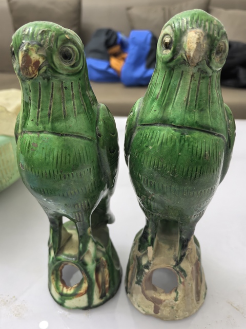 古玩陶瓷綠釉鸚鵡擺件真品鑒賞圖