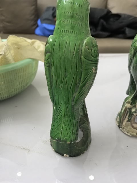 古玩陶瓷綠釉鸚鵡擺件真品鑒賞圖