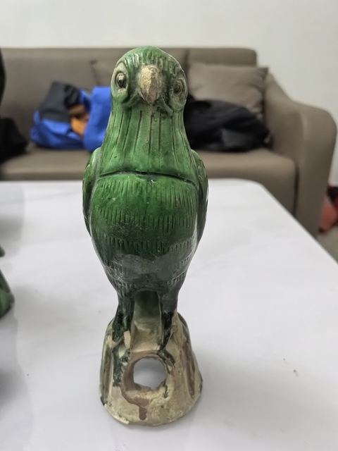 古玩陶瓷綠釉鸚鵡擺件真品鑒賞圖