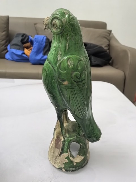 古玩陶瓷綠釉鸚鵡擺件真品鑒賞圖
