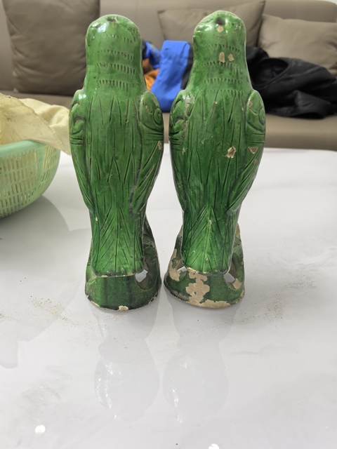 古玩陶瓷綠釉鸚鵡擺件真品鑒賞圖
