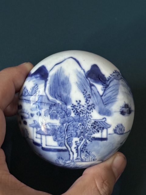 古玩陶瓷山水紋青花蓋盒真品鑒賞圖