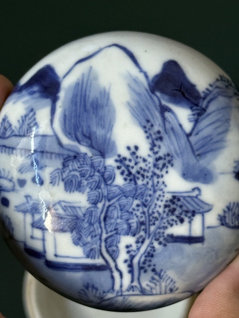 古玩陶瓷山水紋青花蓋盒真品鑒賞圖