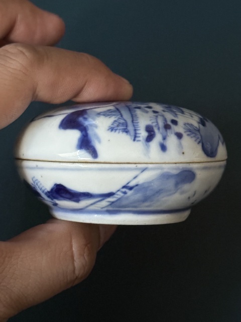 古玩陶瓷山水紋青花蓋盒真品鑒賞圖