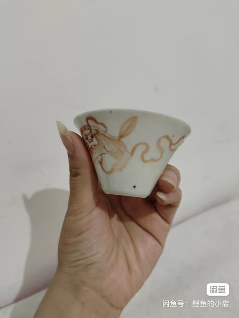 古玩陶瓷清中期礬紅獅子馬蹄杯真品鑒賞圖