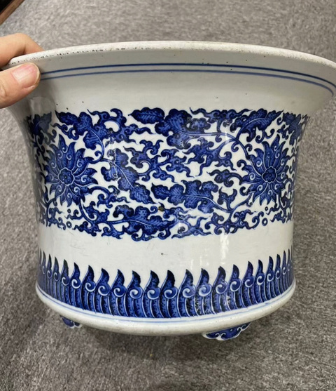 古玩陶瓷清中期 青花纏枝蓮紋折沿盤真品鑒賞圖