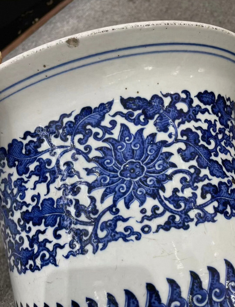 古玩陶瓷清中期 青花纏枝蓮紋折沿盤真品鑒賞圖