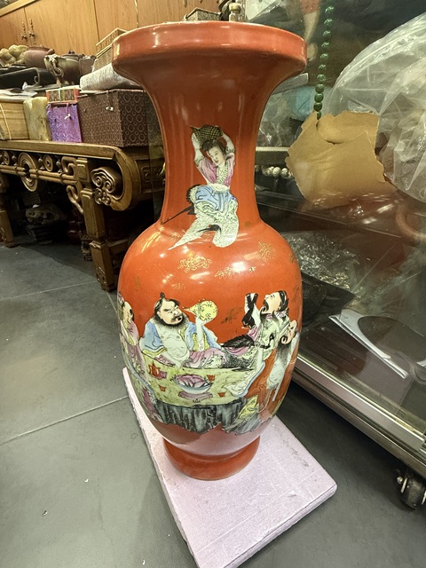 古玩陶瓷珊瑚紅釉粉彩八仙圖盤口瓶真品鑒賞圖