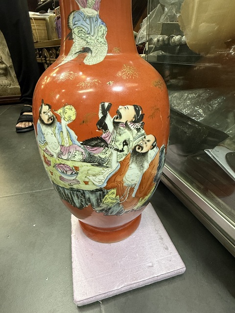 古玩陶瓷珊瑚紅釉粉彩八仙圖盤口瓶真品鑒賞圖