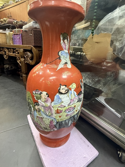 古玩陶瓷珊瑚紅釉粉彩八仙圖盤口瓶真品鑒賞圖