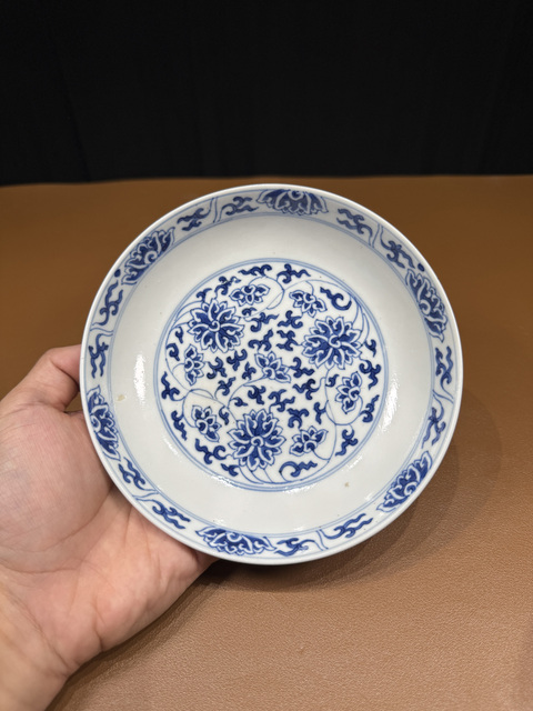 古玩陶瓷青花纏枝花卉紋盤真品鑒賞圖