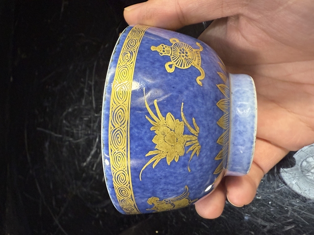 古玩陶瓷灑藍描金八寶紋茶碗真品鑒賞圖