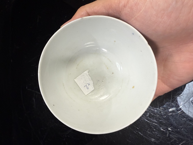 古玩陶瓷灑藍描金八寶紋茶碗真品鑒賞圖